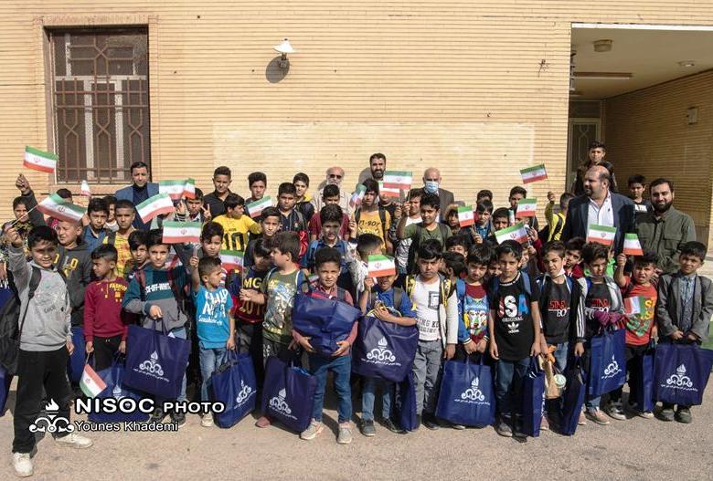 توزیع بسته های نوشت افزار در مناطق همجوار با تاسیسات نفت