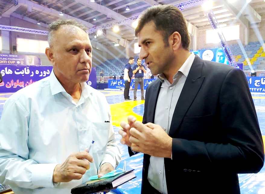 سرپرست کشتی خوزستان در حال گفت و گو با سیدمهدی ابوس