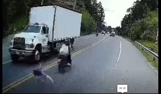 برخورد وحشتناک موتور به کودک سربه هوا