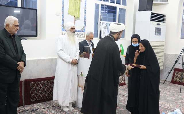 قدردانی از خانواده شهیدان صابئین مندایی در اهواز قدردانی از خانواده شهیدان صابئین مندایی در اهواز