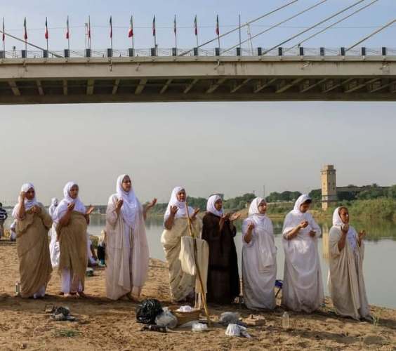 دهوا حنینا، سفیدپوشان مندایی را به ساحل کارون کشاند دهوا حنینا، سفیدپوشان مندایی را به ساحل کارون کشاند