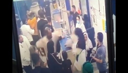 حمله یک همراه بیمار به پزشک اورژانس/ویدیو حمله یک همراه بیمار به پزشک اورژانس/ویدیو