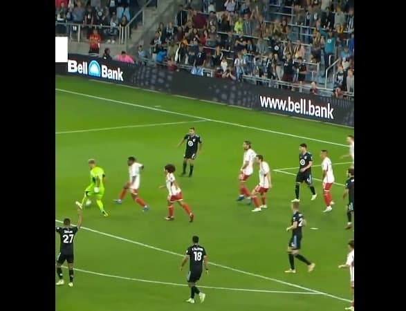 ببینید/پاس گل دیدنی دروازه‌بان لیگ آمریکا