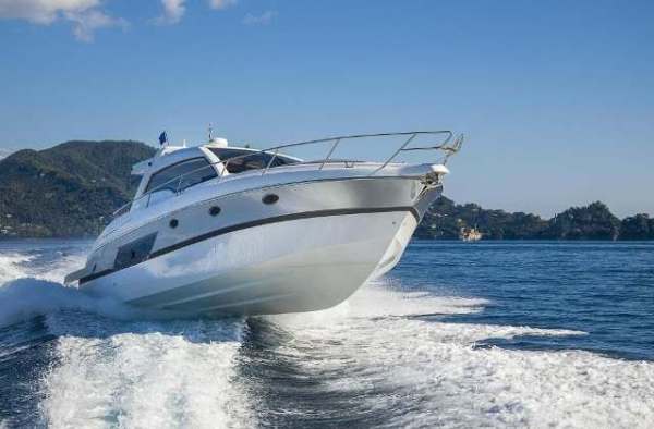 چهار قایق تفریحی در کیش توقیف شد