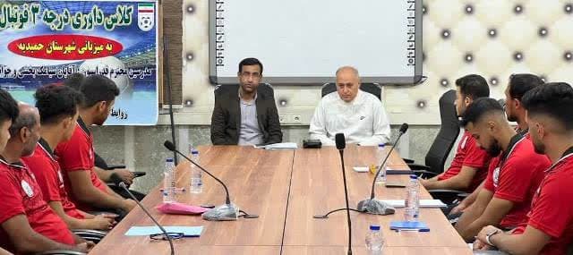 کلاس داوری فوتبال در حمیدیه برگزار شد کلاس داوری فوتبال در حمیدیه برگزار شد