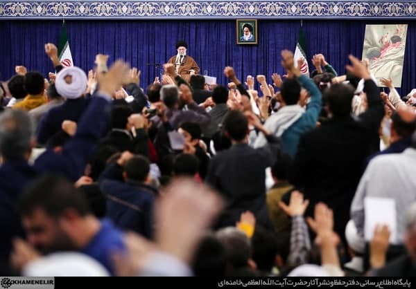 رهبر انقلاب در دیدار هزاران نفر از مردم قم: مردم‌داری نقطه اصلی سیاست‌های نظام است