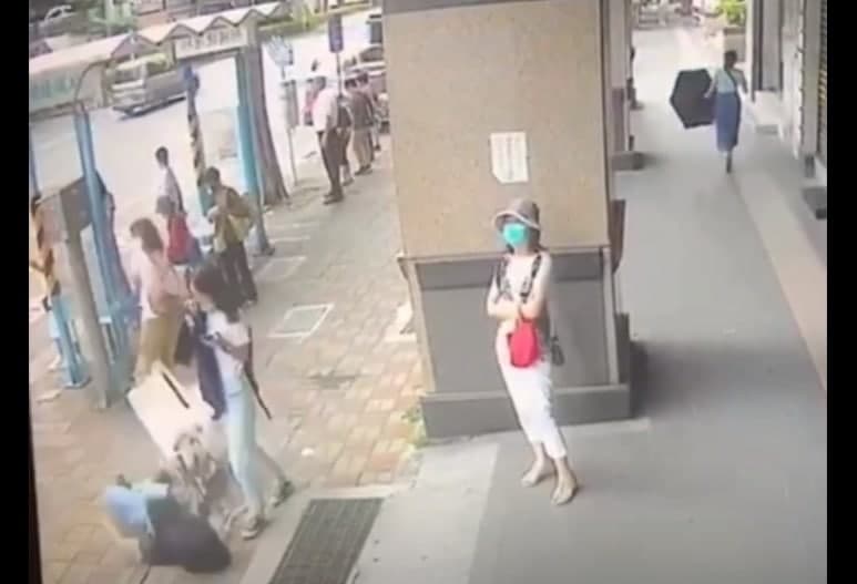 ببینید/لحظه سقوط کولر روی سر دختر جوان!