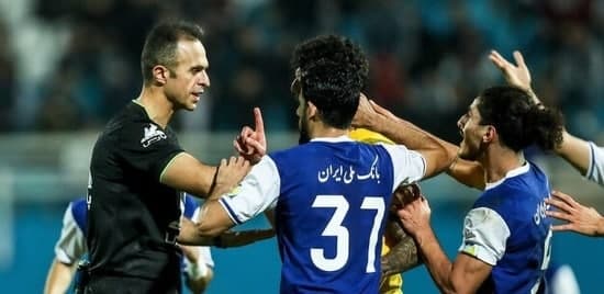 پرسپولیس برابر قعرنشین از شکست گریخت/بارش سنگ، بطری و صندلی در ورزشگاه غدیر