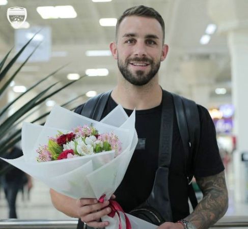 ستاره آرژانتینی با دسته‌گل وارد اهواز شد/عکس