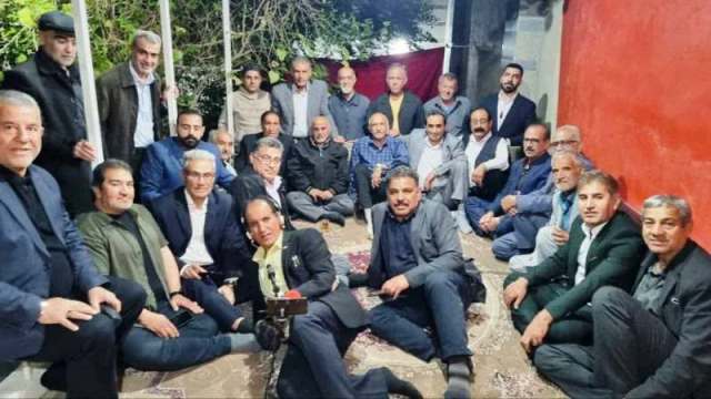  اهواز/ حبیب خبر- سیدمهدی ابوس:  دورهمی پاک دلانه پیشکسوتان فوتبال خوزستان یک شب به یاد ماندنی را در کلان شهر اهواز شماره زد.  به همت یکی از پیشکسوتان برجسته و خیّر فوتبال خوزستان- که همیشه حامی مردمان ورزش و پیشکسوتان فوتبال است- و با همکاری کمیته پیشکسوتان فوتبال استان برای آگاهی رسان این دورهمی چشم نواز و از ته دل، یک شب مهتابی و زیبا و به دور از فضای پر حاشیه فوتبال در باغ ویلای ویژه حاج 