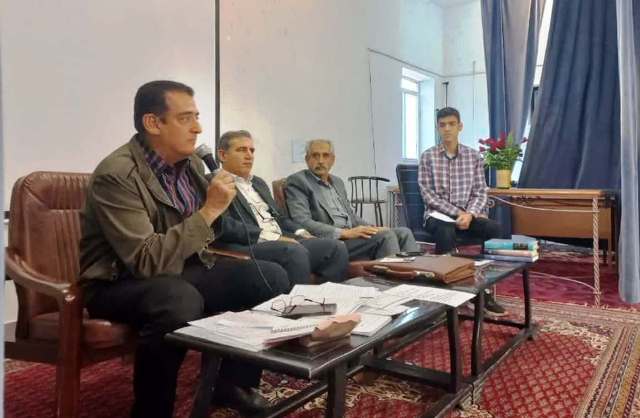 نشست ادبی فولاد و ابریشم در اهواز همایش و نشست ادبی فولاد و ابریشم با کوشش مدیریت مدارس فولاد اهواز برگزار شد. به گزارش حبیب خبر، همایش و نشست ادبی فولاد و ابریشم با محوریت مدارس مجموعه صنایع فولاد و میهمانانی از مدارس بهار و شاهد امامحمد باقر روز چهارشنبه ۲۳ اسفند ماه ۱۴۰۲ برپا شد. در این نشست- که استاد بلدی(شاعر) استاد امیرمحمدزاده(مدرس)، استاد ایوب بهرام(نویسنده و مدرس داستان) حضور داشتند- آقای عطایی مدیر مدرسه پسرانه امام حسین فولاد در سخنانی با اشاره به چشم انداز بلند مدت این حرکت ادبی در ماه ها و سال های آینده از ترسیم نقشه راه در این کار بزرگ خبرداد. نشست ادبی فولاد و ابریشم در اهواز سپس استاد بلدی درباره شعر و جایگاه آن در مدارس سخن گفت و در ادامه نشست ادبی فولاد و ابریشم در اهواز همایش و نشست ادبی فولاد و ابریشم با کوشش مدیریت مدارس فولاد اهواز برگزار شد. به گزارش حبیب خبر، همایش و نشست ادبی فولاد و ابریشم با محوریت مدارس مجموعه صنایع فولاد و میهمانانی از مدارس بهار و شاهد امامحمد باقر روز چهارشنبه ۲۳ اسفند ماه ۱۴۰۲ برپا شد. در این نشست- که استاد بلدی(شاعر) استاد امیرمحمدزاده(مدرس)، استاد ایوب بهرام(نویسنده و مدرس داستان) حضور داشتند- آقای عطایی مدیر مدرسه پسرانه امام حسین فولاد در سخنانی با اشاره به چشم انداز بلند مدت این حرکت ادبی در ماه ها و سال های آینده از ترسیم نقشه راه در این کار بزرگ خبرداد. نشست ادبی فولاد و ابریشم در اهواز سپس استاد بلدی درباره شعر و جایگاه آن در مدارس سخن گفت و در ادامه