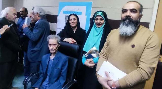 شاعری که برای دیده شدن آفتابی نشد شاعری که برای دیده شدن آفتابی نشد