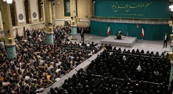 نگاه نقادانه در کنار نگاه سرافرازانه به پیشرفت‌ها داشته باشید