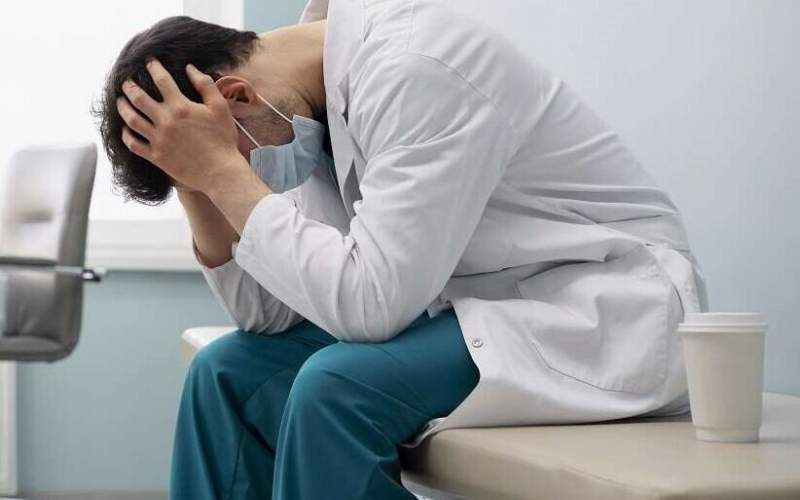 چه عواملی پزشکان را وادار به خودکشی می کند؟