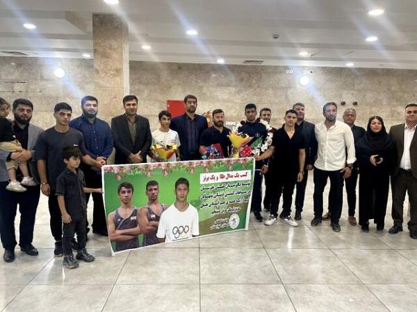 خوزستانی ها به پیشواز مدالآوران کشتی رفتند خوزستانی ها به پیشواز مدالآوران کشتی رفتند