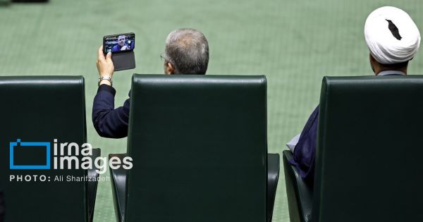 ۲ عکس عجیب از نمایندگان در صحن مجلس!