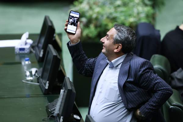 ۲ عکس عجیب از نمایندگان در صحن مجلس!