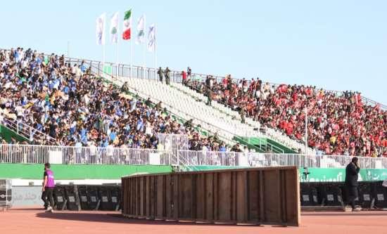 بارش بطری در ورزشگاه اراک