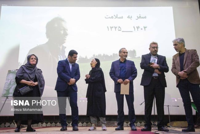 چه بگویم که غریب است دلم در وطنم چه بگویم که غریب است دلم در وطنم