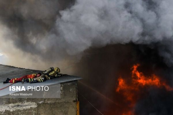 انبار پلاسکو در ۳۰ ‌متری اهواز آتش‌ گرفت