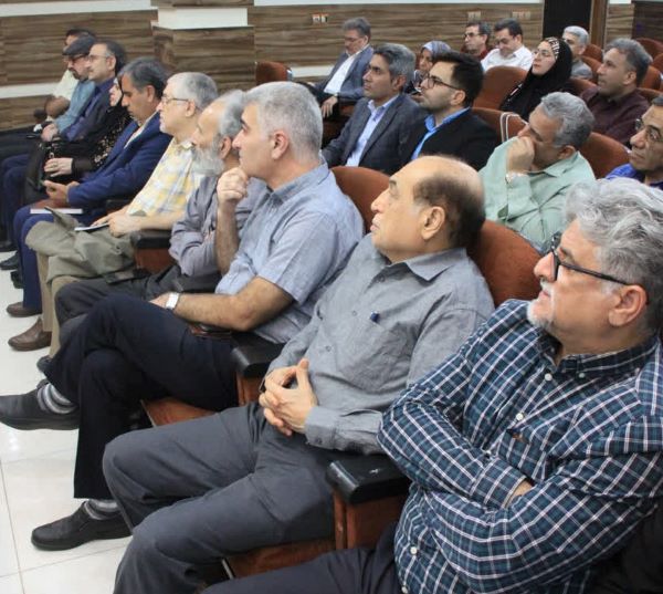 استقلال رسانه، اکسیژن «خوزیها»/ اندیشکدهای برای مشق شب کارگزاران حبیب خبر-ح. ب. بیرگانی: در هر سال تنها یک روز خاص یا ویژه را به خبرنگار پیشکش کرده اند که آن هم هفده مرداد است. جالب اینجا است که در این روز هم کارگزاران از تکلیف هایی برای خبرنگاران می گویند و می نویسند ولی خبرنگاران تنها تماشاگر سخنان این بزرگواران هستند. البته باز گفته می شود: همهی روزهای سال (بجز هفده مرداد) روز عام یا همگان و روز خبرنگار است! در یکی از همین روزهای همگان- که همزمان است با زادروز پیامبر اکرم(ص) و امام جعفر صادق(ع)- در تالار دانشکده علوم ایران جشن روز یا پسین خبرنگاران استقلال رسانه، اکسیژن «خوزیها»/ اندیشکدهای برای مشق شب کارگزاران حبیب خبر-ح. ب. بیرگانی: در هر سال تنها یک روز خاص یا ویژه را به خبرنگار پیشکش کرده اند که آن هم هفده مرداد است. جالب اینجا است که در این روز هم کارگزاران از تکلیف هایی برای خبرنگاران می گویند و می نویسند ولی خبرنگاران تنها تماشاگر سخنان این بزرگواران هستند. البته باز گفته می شود: همهی روزهای سال (بجز هفده مرداد) روز عام یا همگان و روز خبرنگار است! در یکی از همین روزهای همگان- که همزمان است با زادروز پیامبر اکرم(ص) و امام جعفر صادق(ع)- در تالار دانشکده علوم ایران جشن روز یا پسین خبرنگاران