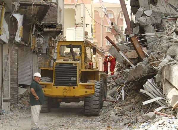 نجات سرباز جوان از زیر آوار