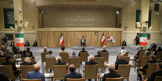 رهبر انقلاب: معیشت مردم مهمترین مساله است/ برای انضباط بازار چاره‌اندیشی شود