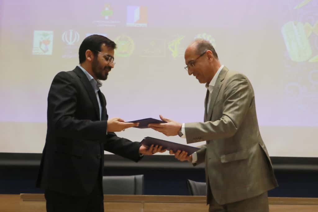 کتابخانه‌ای برای قلب مینوشهر    