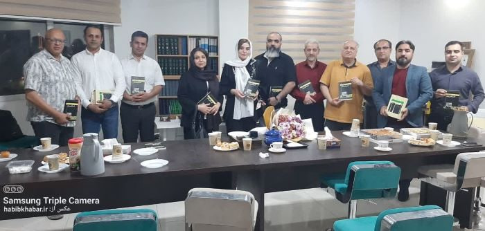 آهنینجان؛ شاعری که در دستهبندی ادبی بند نشد! آهنینجان؛ شاعری که در دستهبندی ادبی بند نشد!