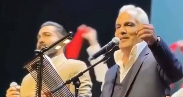 مدیریت مان فالش است، خوانندگی 