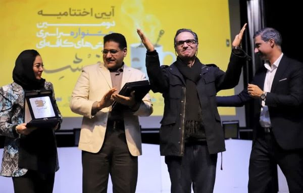 آبادان زیر باران، روی صحنه کافهها آبادان زیر باران، روی صحنه کافهها