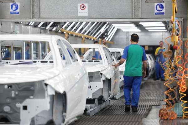 مردم در تله خودروسازان و دلالان مردم در تله خودروسازان و دلالان