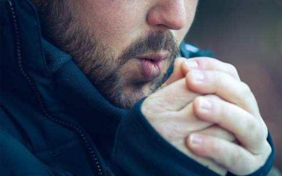 سردی دست‌ها نشانه چه بیماری است؟