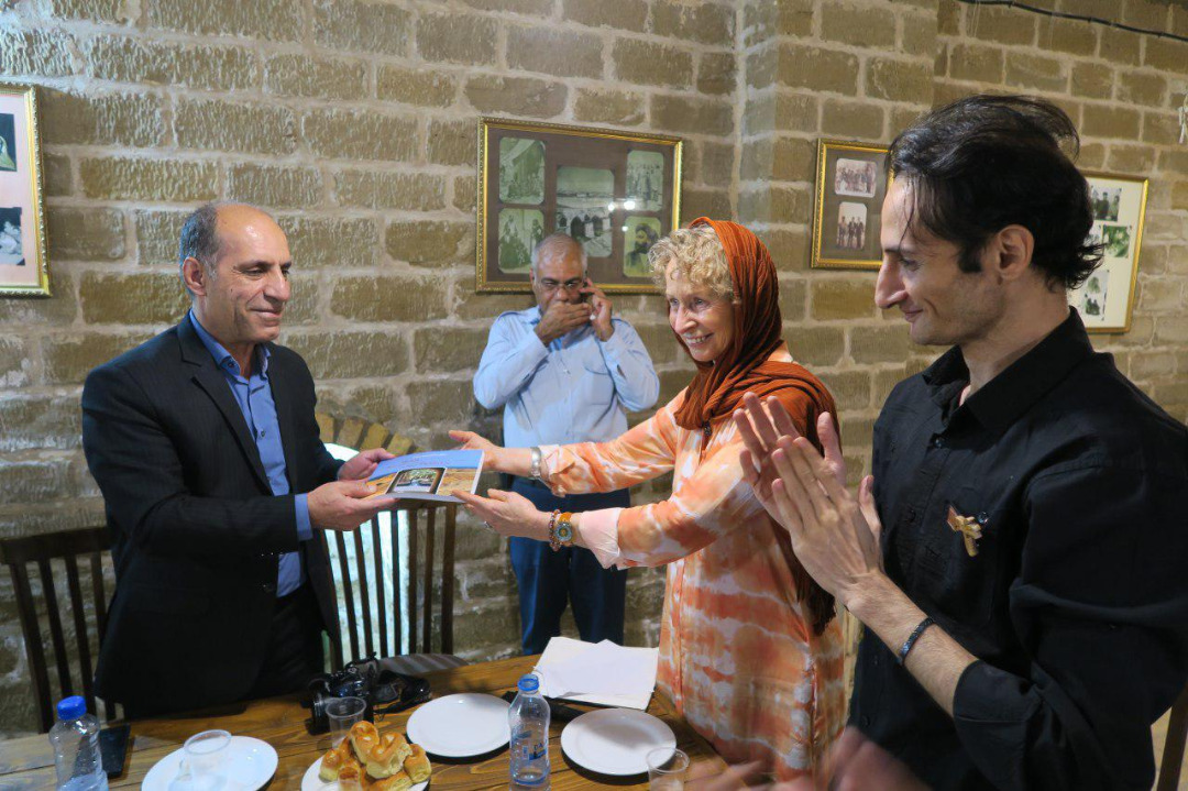 اهدای کتاب نویسنده و پژوهشگر آلمانی به میراث فرهنگی استان